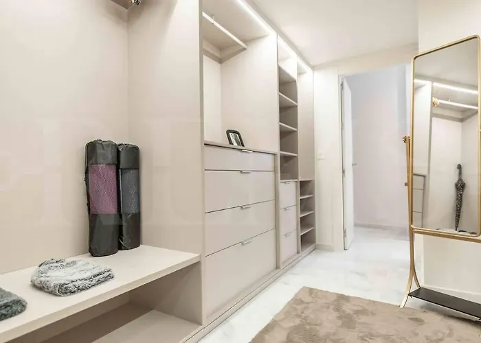 Luxurious In Center With Parking By Rems *